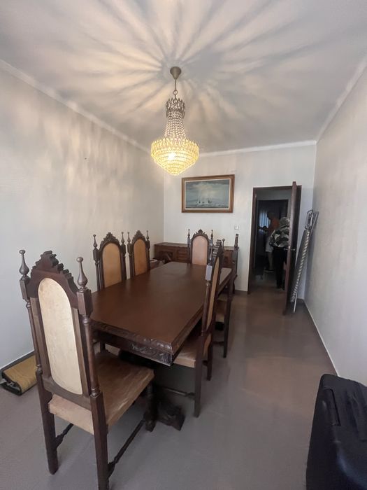 Sala de Jantar em madeira maciça com oito cadeiras