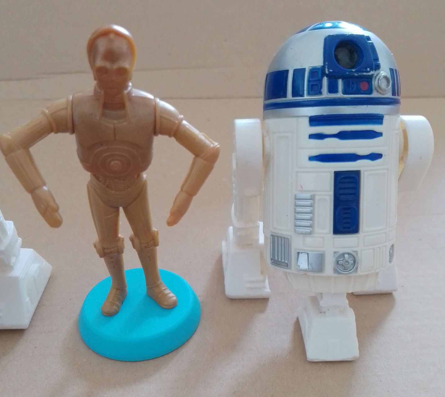 Bonecos R2-D2 e C3-PO do filme "Star Wars"