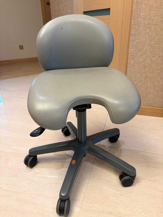 Profesjonalne siedzisko dla dentystów/stomatologów firmy XO CARE