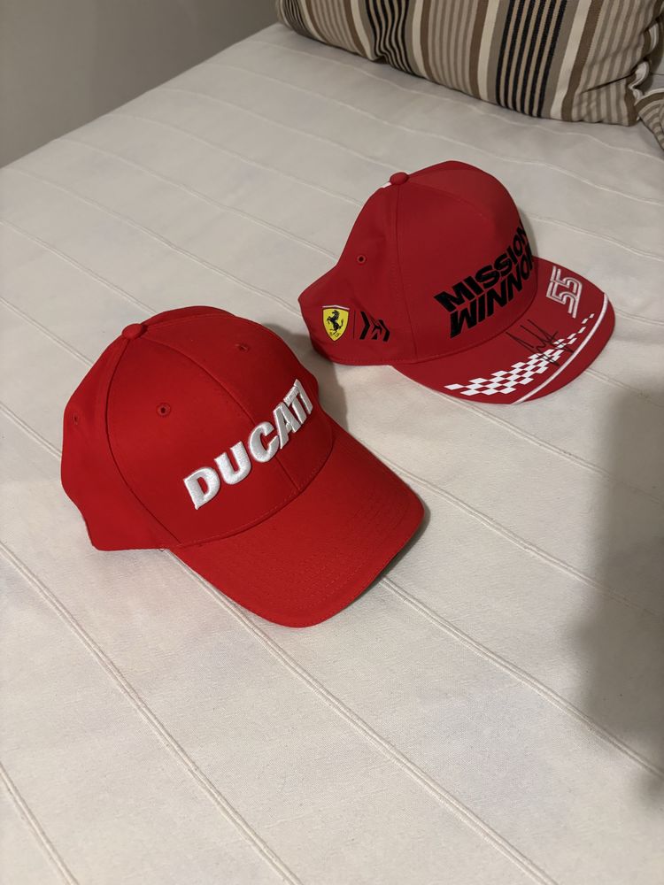 Conjunto de Bonés Ducati e Ferrari