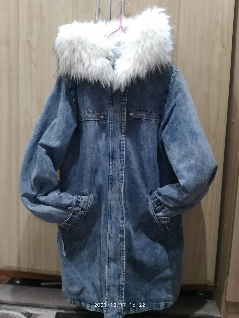 Продам недорого зимову куртку
