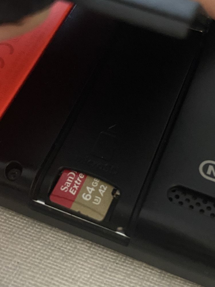 Nintendo Switch + 2 pares de comandos (extras) + 6 jogos