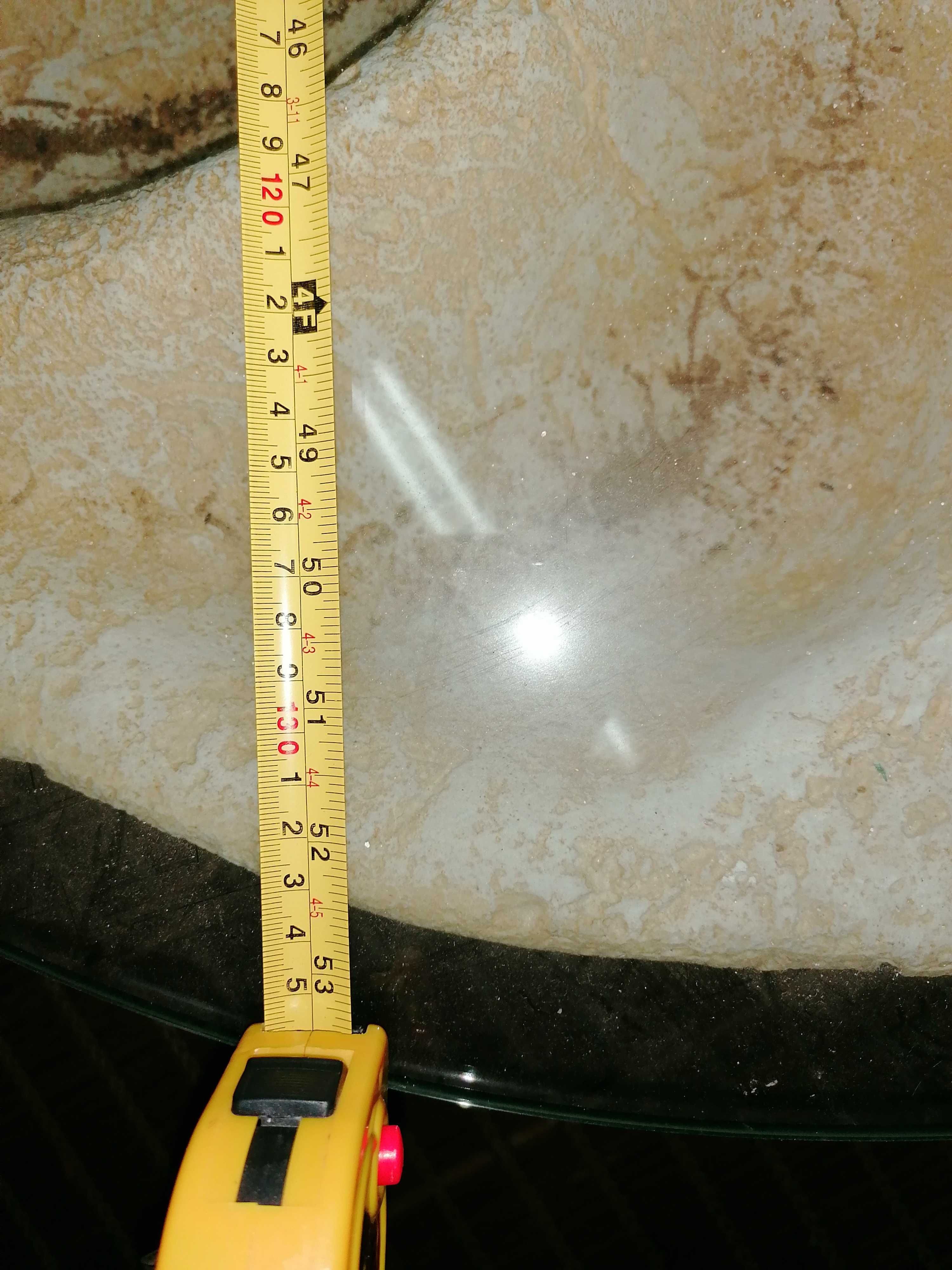 mesa de apoio em pedra e forma de concha