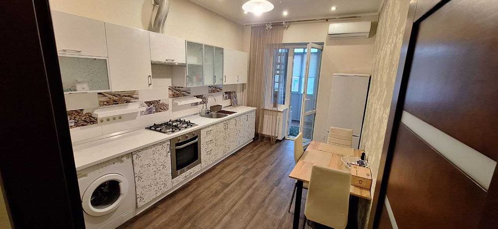 2-кімнатна в центрі: паркомісце, охорона, газ, 2 сан вузли, 2 балкони