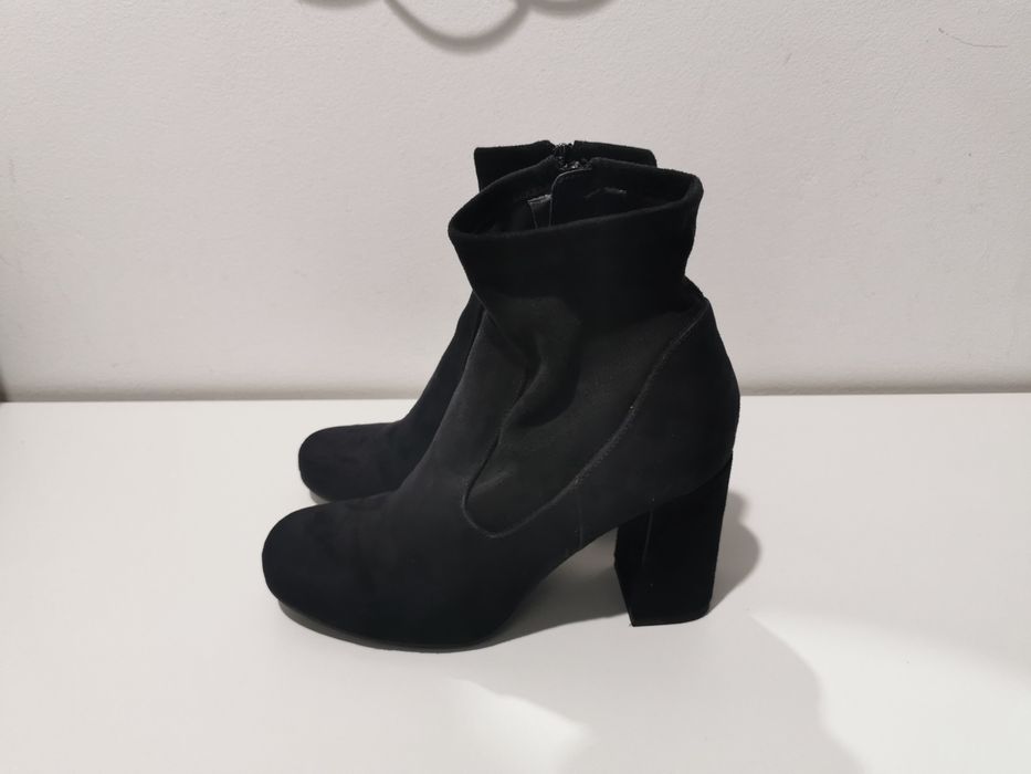 Czarne botki na słupku