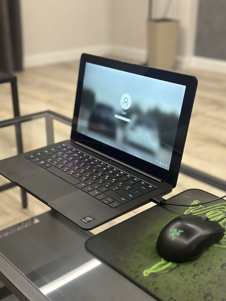 Ноутбук Razer Blade i7 8gb сенсор. 2.5k дисплей + коврик, мишка