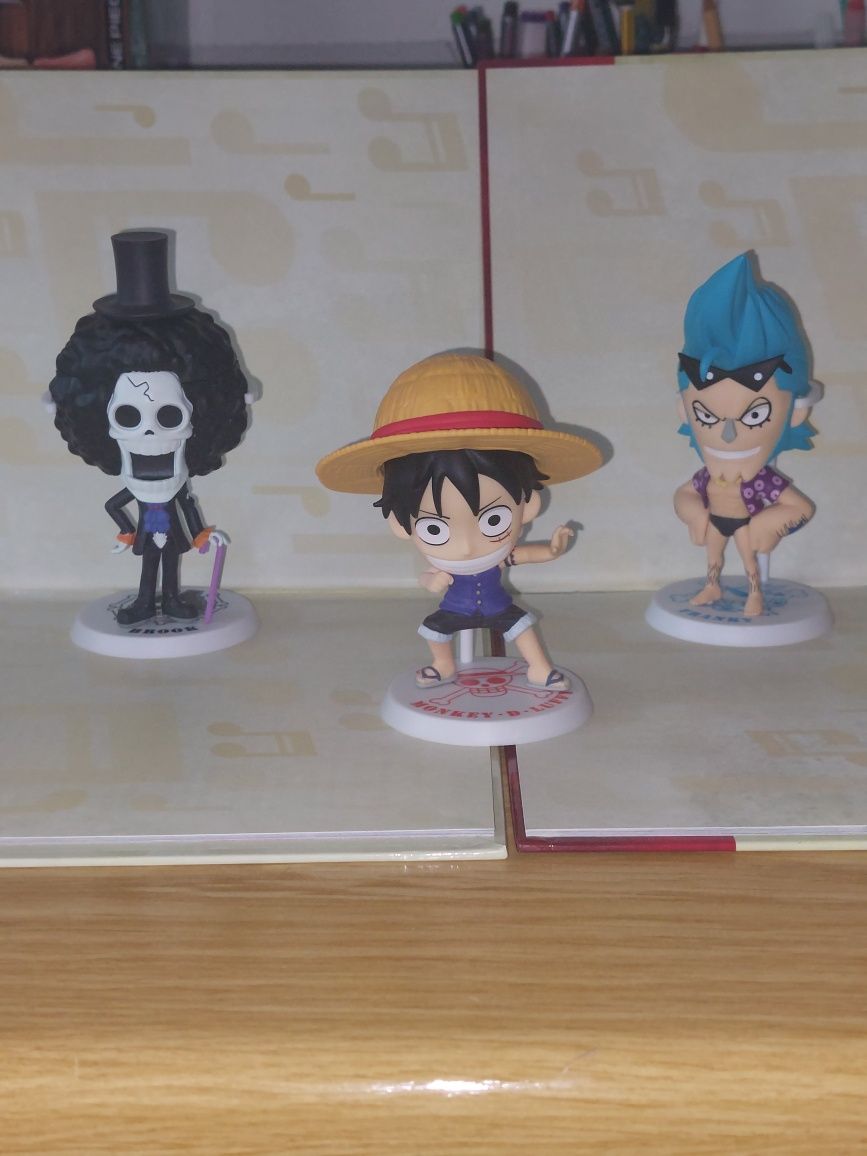 Vários figuras anime