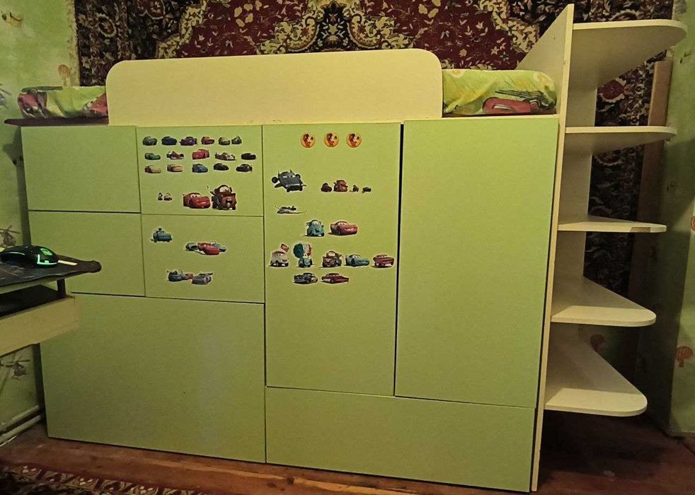 Дитяча стінка з ліжком