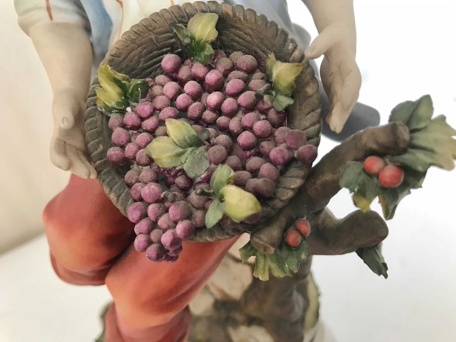 Скульптура хлопчика з кошиком винограду, 33 см., Каподімонте, Італія.