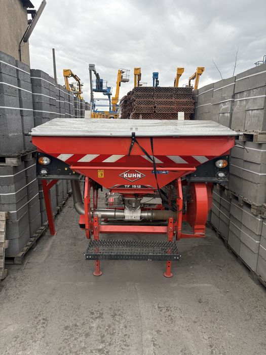 Rozsiewacz nawozów zawieszany Kuhn Venta TF 1512