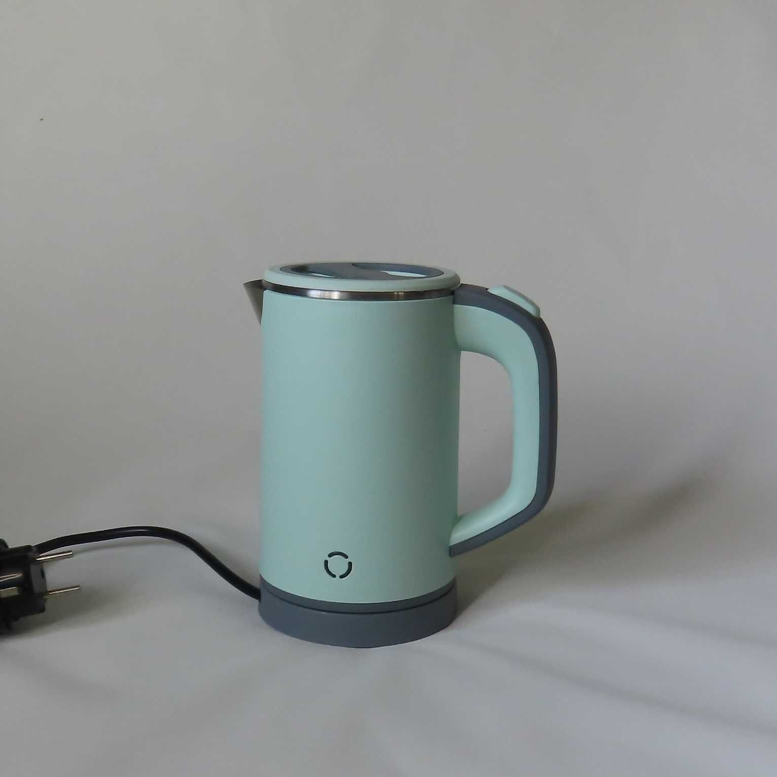 Mały czajnik elektryczny seledynowo-szary