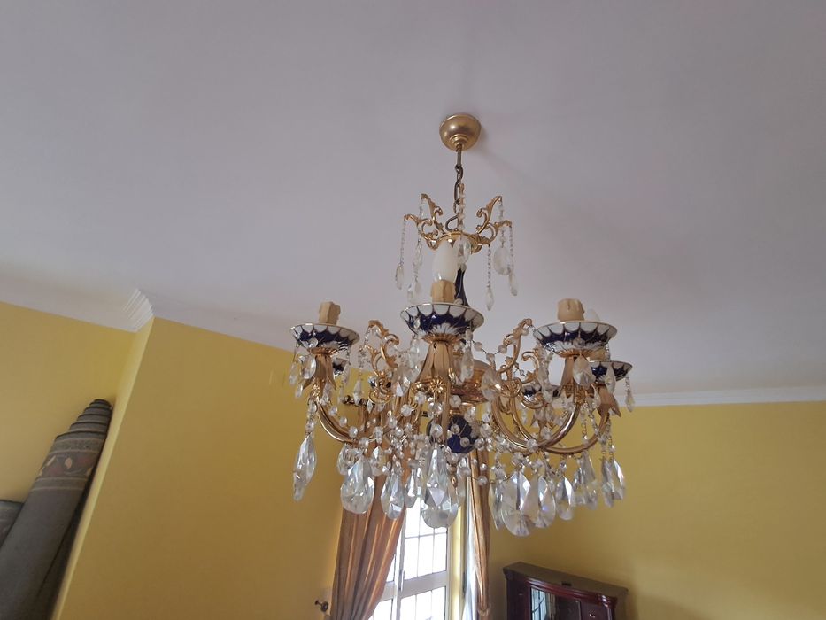 Candeeiro em porcelana e cristal.