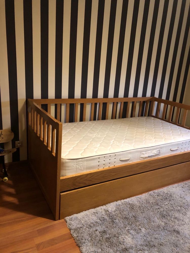 Cama de madeira com colchão