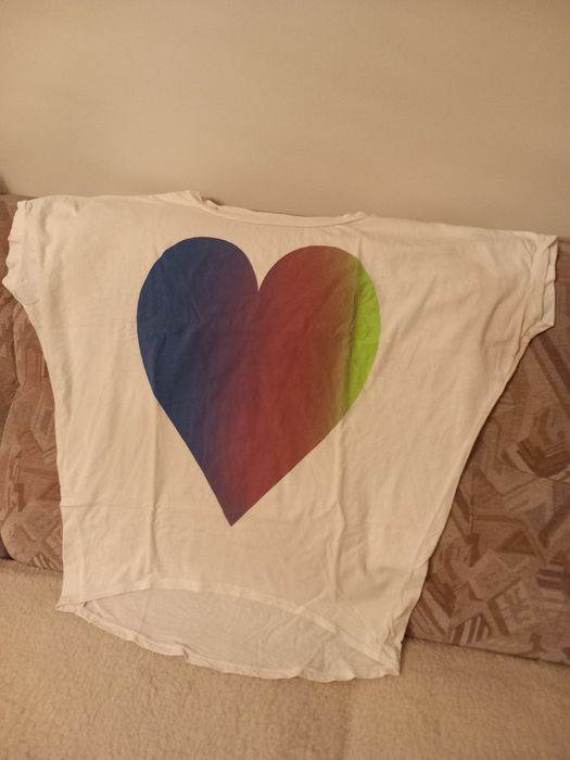 Biała Koszulka z tęczowym sercem