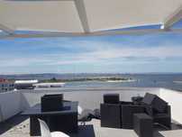 T2 remodelado com terraço panorâmico Seixal