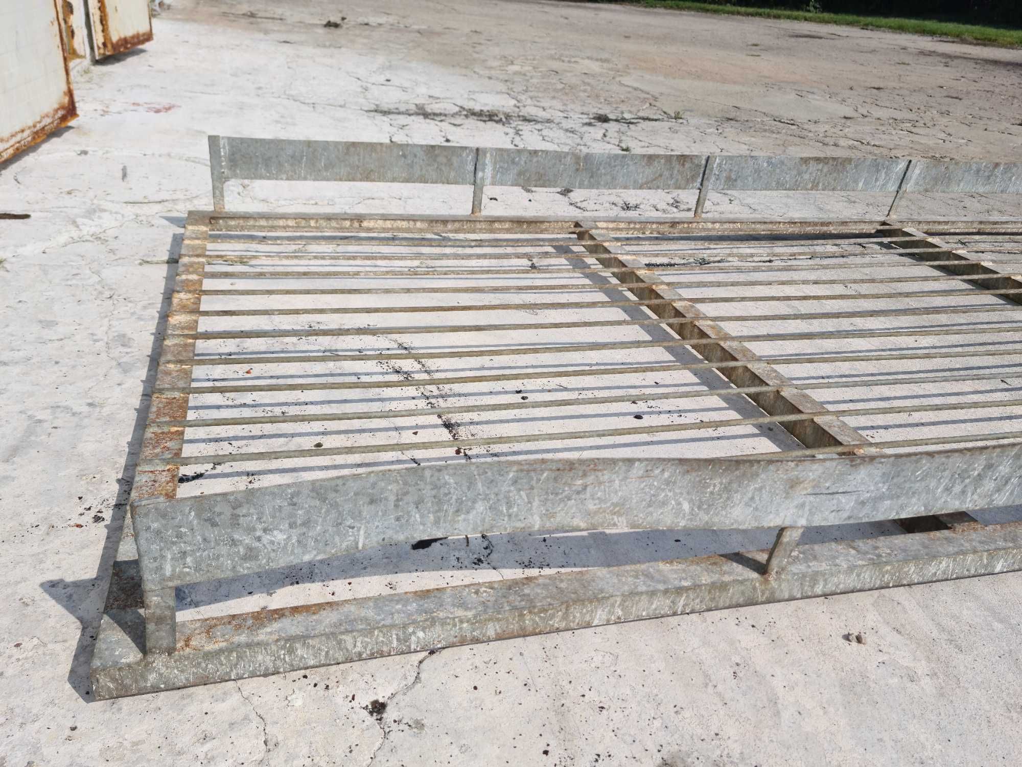 Ocynkowane metalowe stoły