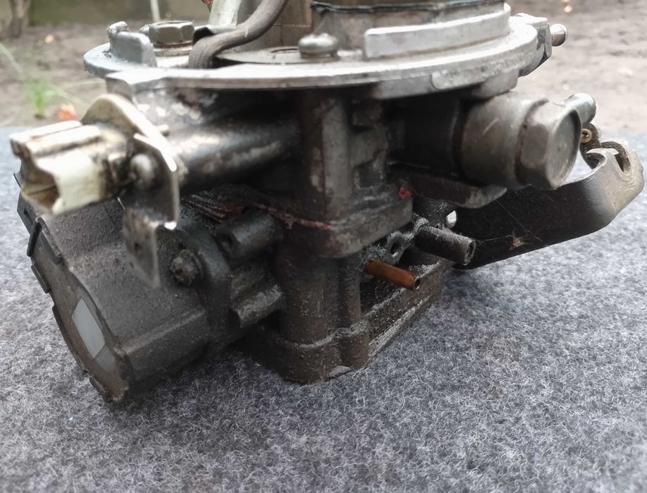 На Suzuki Swift 2, Сузукі Свіфт, моноінжектор на 1.3 двигун.