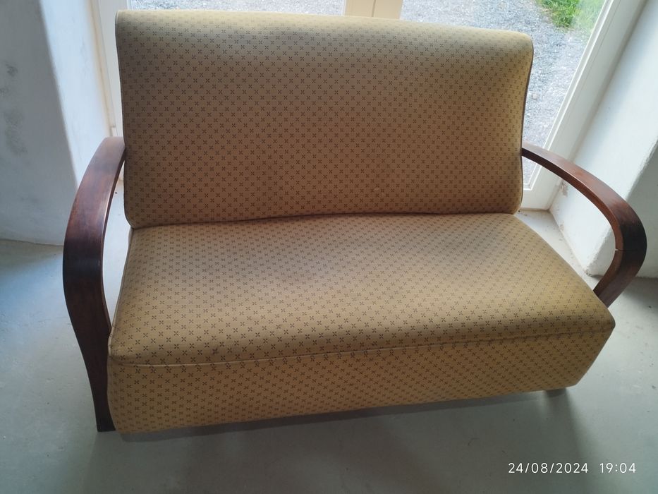 Sofá rústico, antigo,em muito bom estado. Braços e pés em boa madeira.