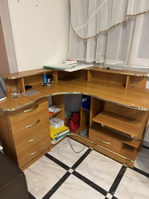 Комп'ютерний стіл