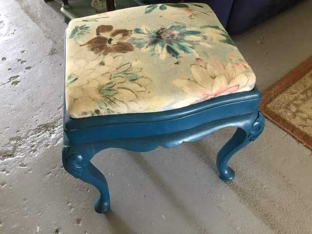 Pequena banqueta forrada em tecido, bom estado
