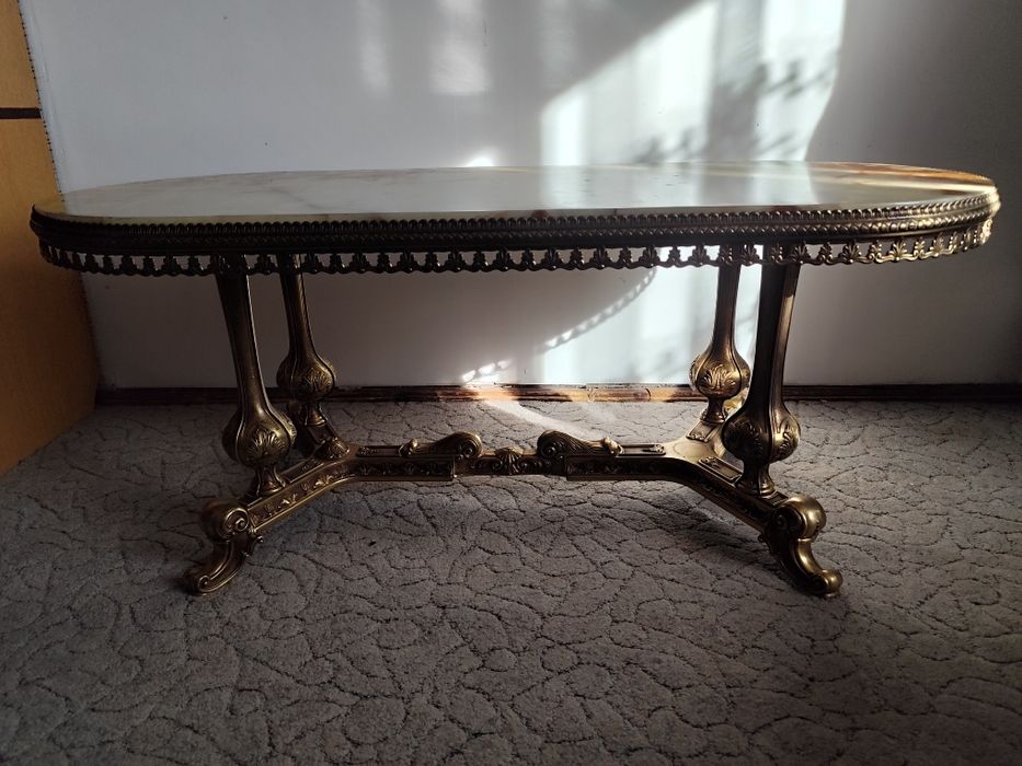 Masywny marmurowy stół