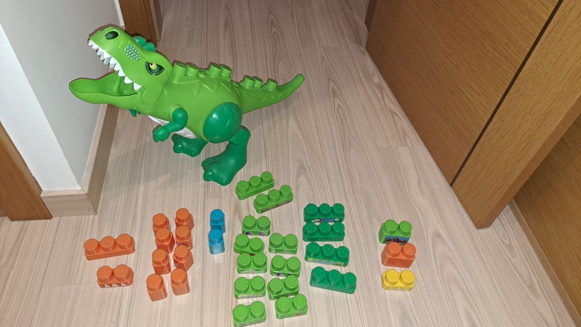 Dinossauro 70cm comprimento com 30 peças