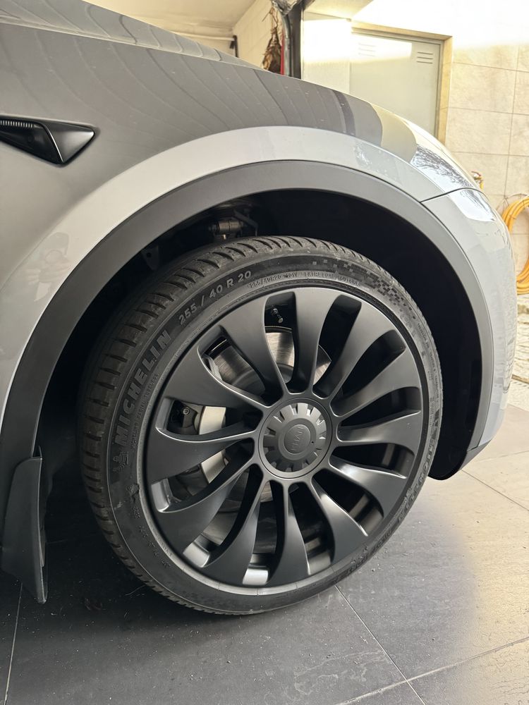 Tesla Model Y dual motor longue range