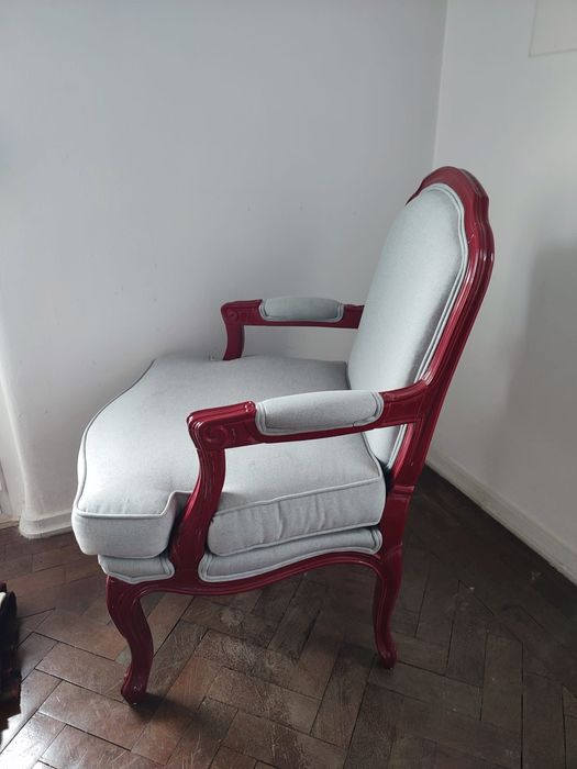 Um par de cadeiras estofadas