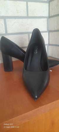 Czarne damskie buty na obcasie