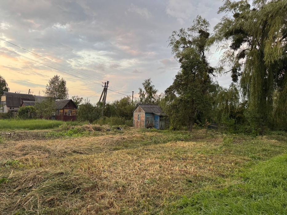 Земельна ділянка з дачним будинком