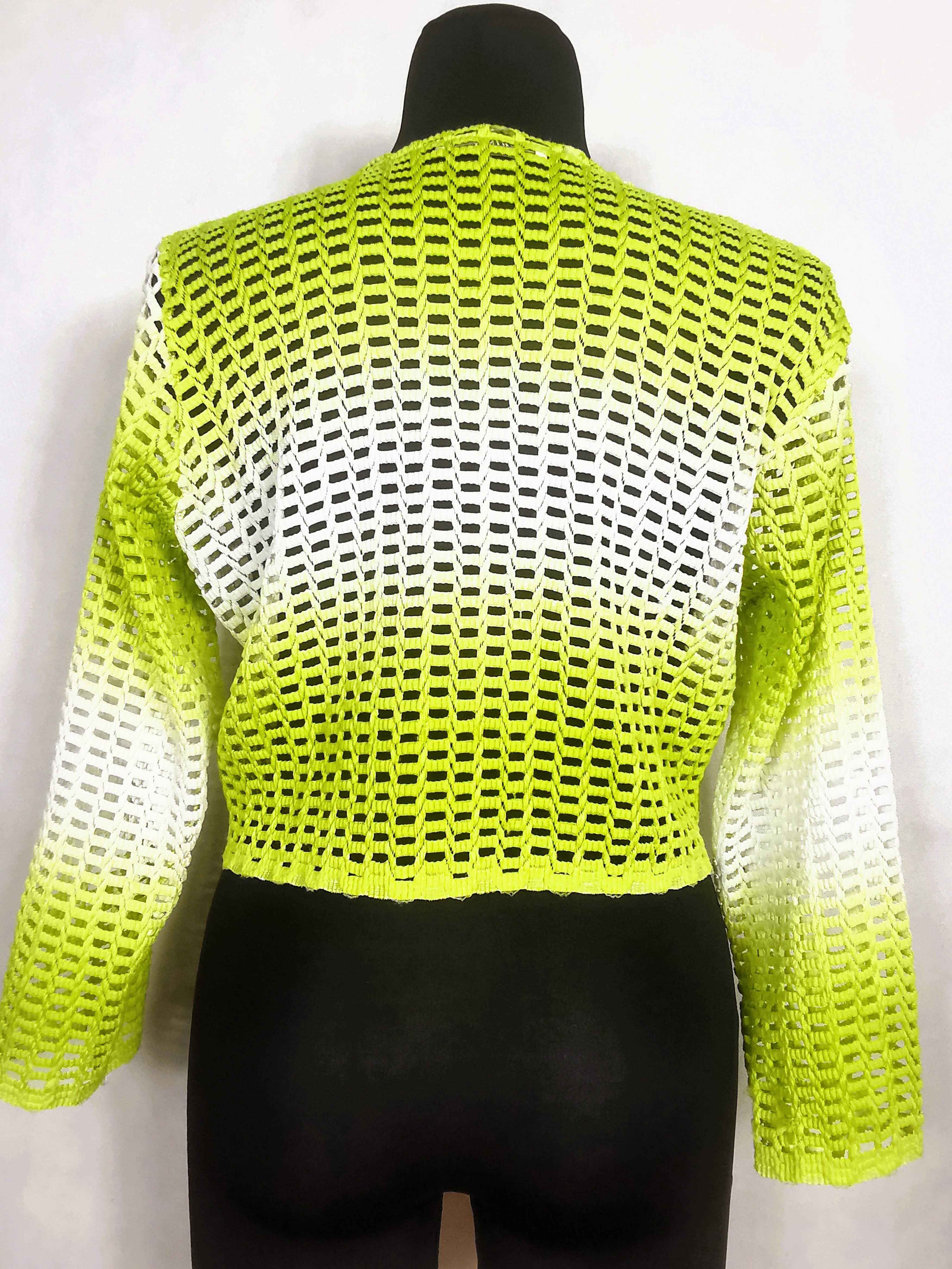 Sweter z dziurami