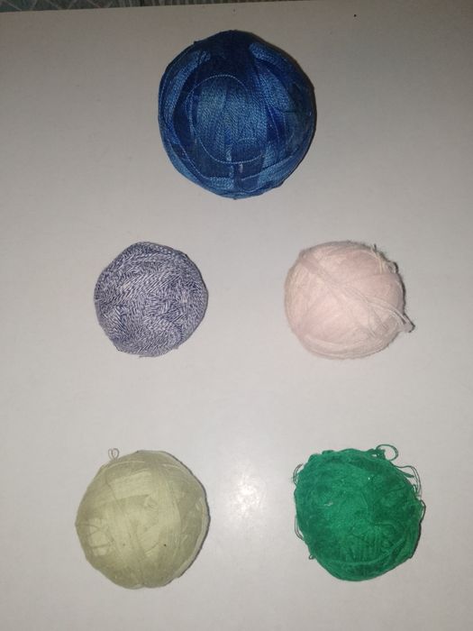 Продаються нитки.