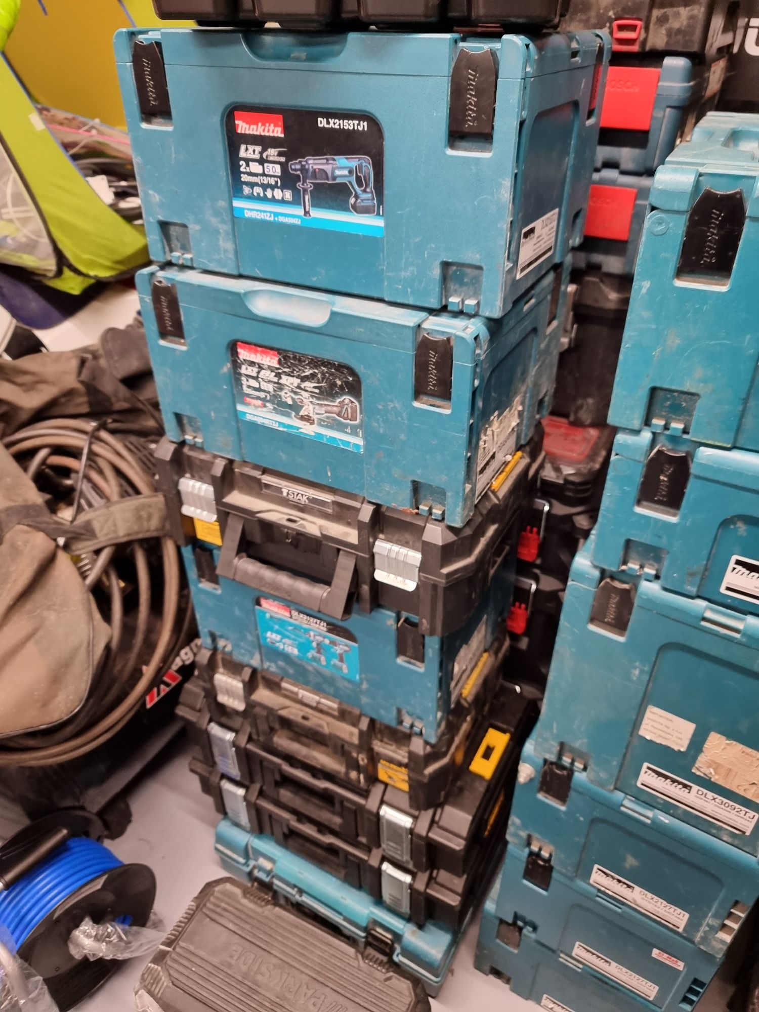 Skrzynki po elektronarzędziach.