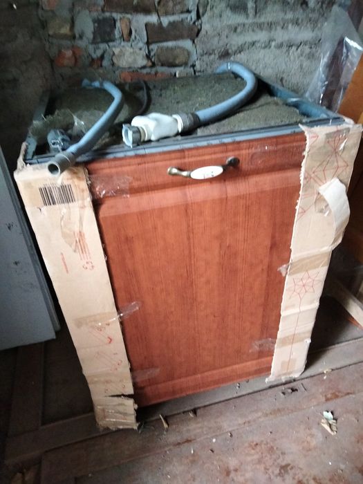 Продам посудомоечную встроенную машину