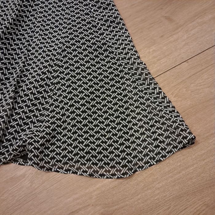 Zwiewna jesienna wzorzysta sukienka koszulowa