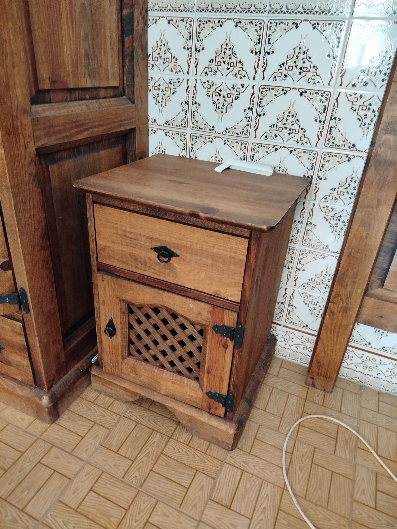 Conjunto completo de quarto rústico, com cama de casal 300€