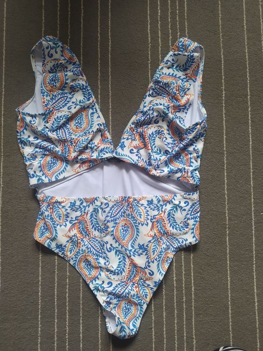 Strój kąpielowy jednoczęściowy z ozdobnym wycięciem na brzuchu