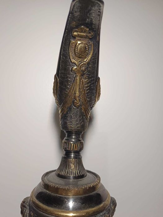 Jarra Decorativa em Estanho Ornamentado – Peça de Charme Clássico