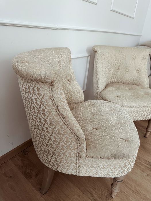 Przepiękne fotele na drewnianych nogach