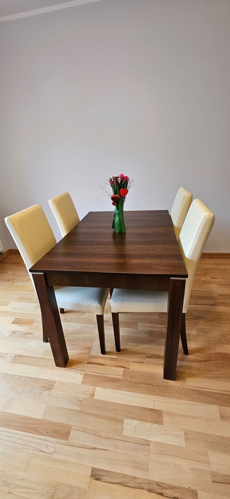 Stół z krzesłami. Idealny do jadalni, kuchni