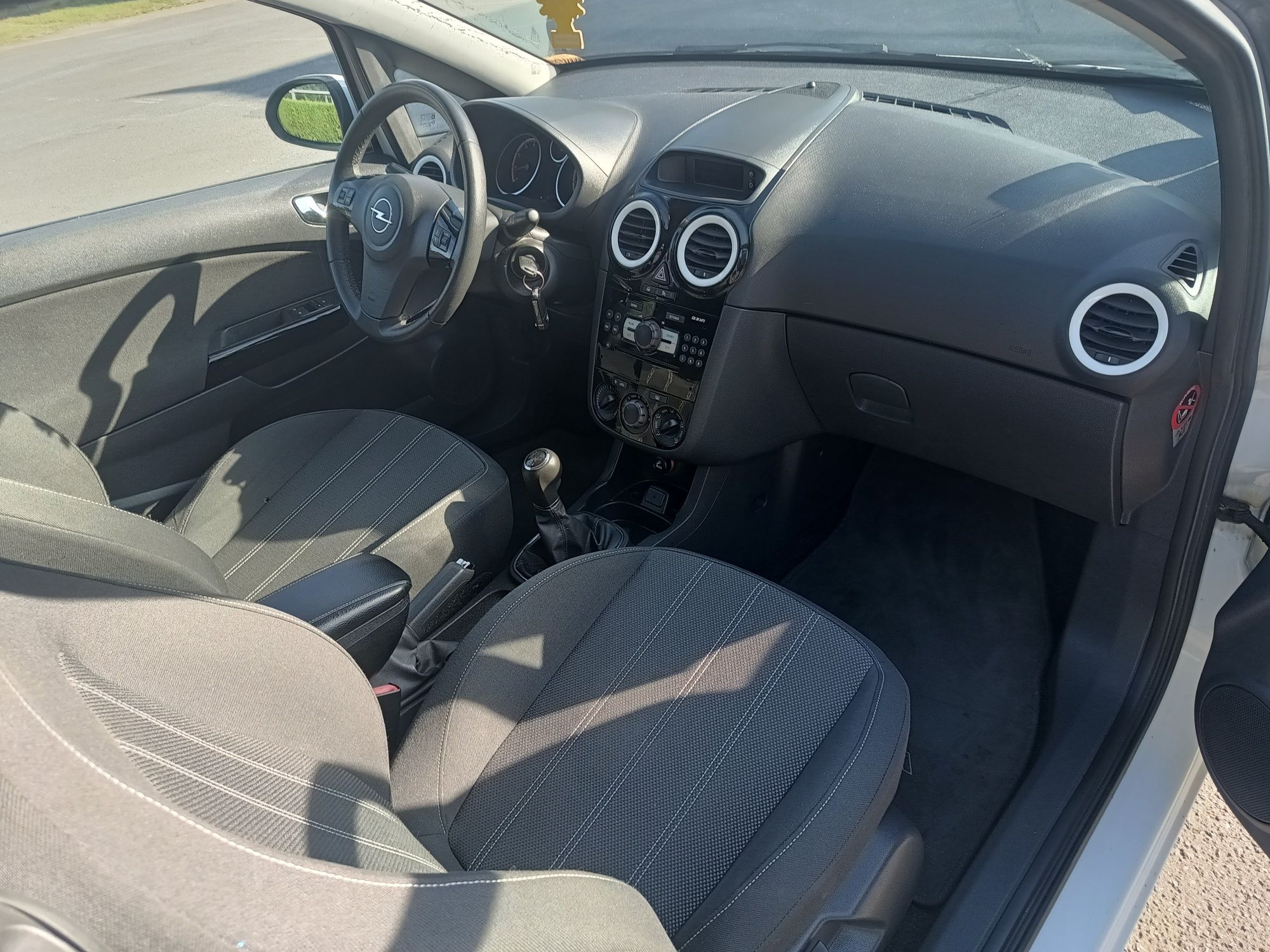 Opel Corsa edycja White 100 KM