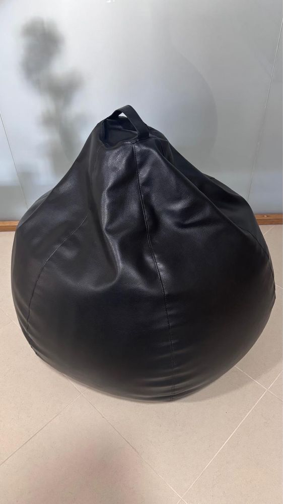Puff preto com enchimento