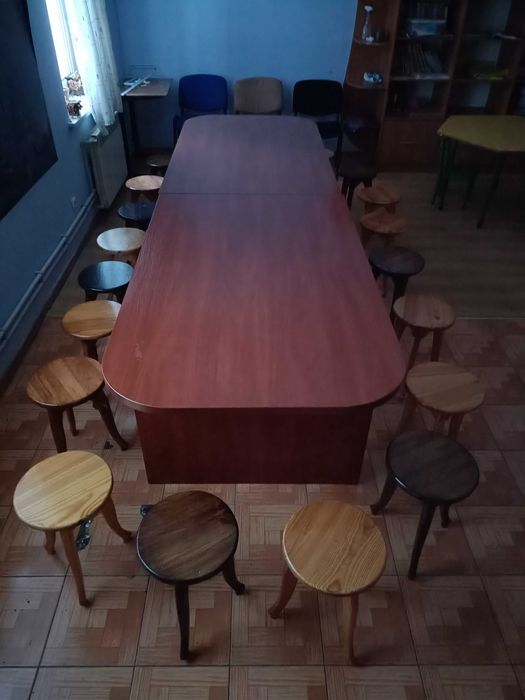 Комплект :  Стол и табуретки