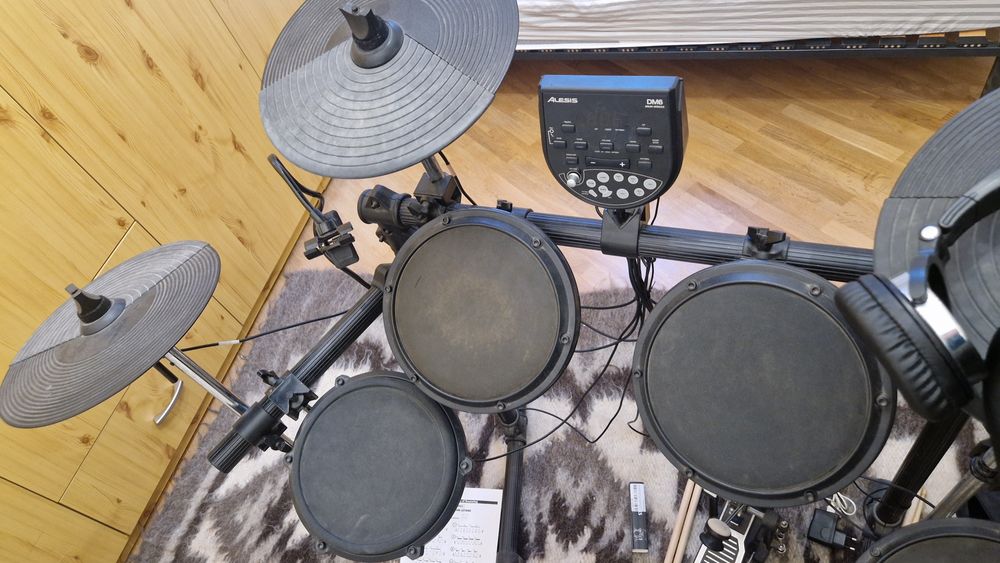 Барабанна установка Alesis dm6 drum module 
Розкажи про цю барабанну у