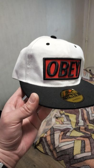 Кепка OBEY біла з чорним