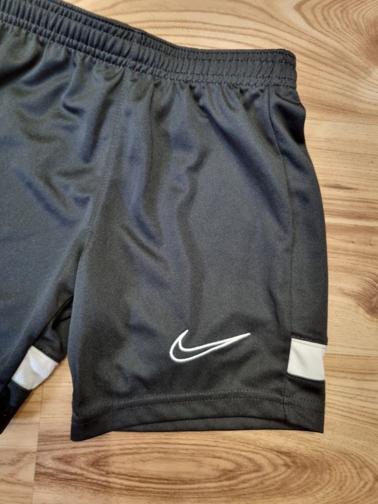 Spodenki szorty Nike 122-128cm 6-7lat