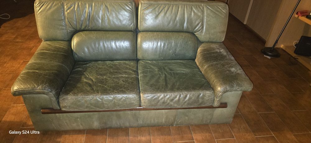 Sofá (verde) em pele 2 lugares