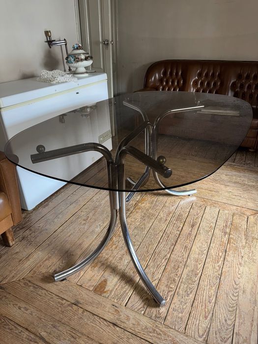 Mesa de jantar de tampo de vidro e pés metálicos