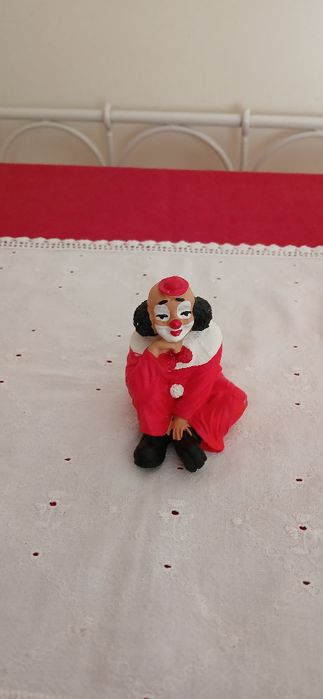 Estatueta pintada á mão