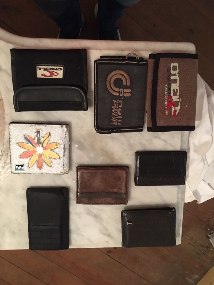 Diversas carteiras e mochilas